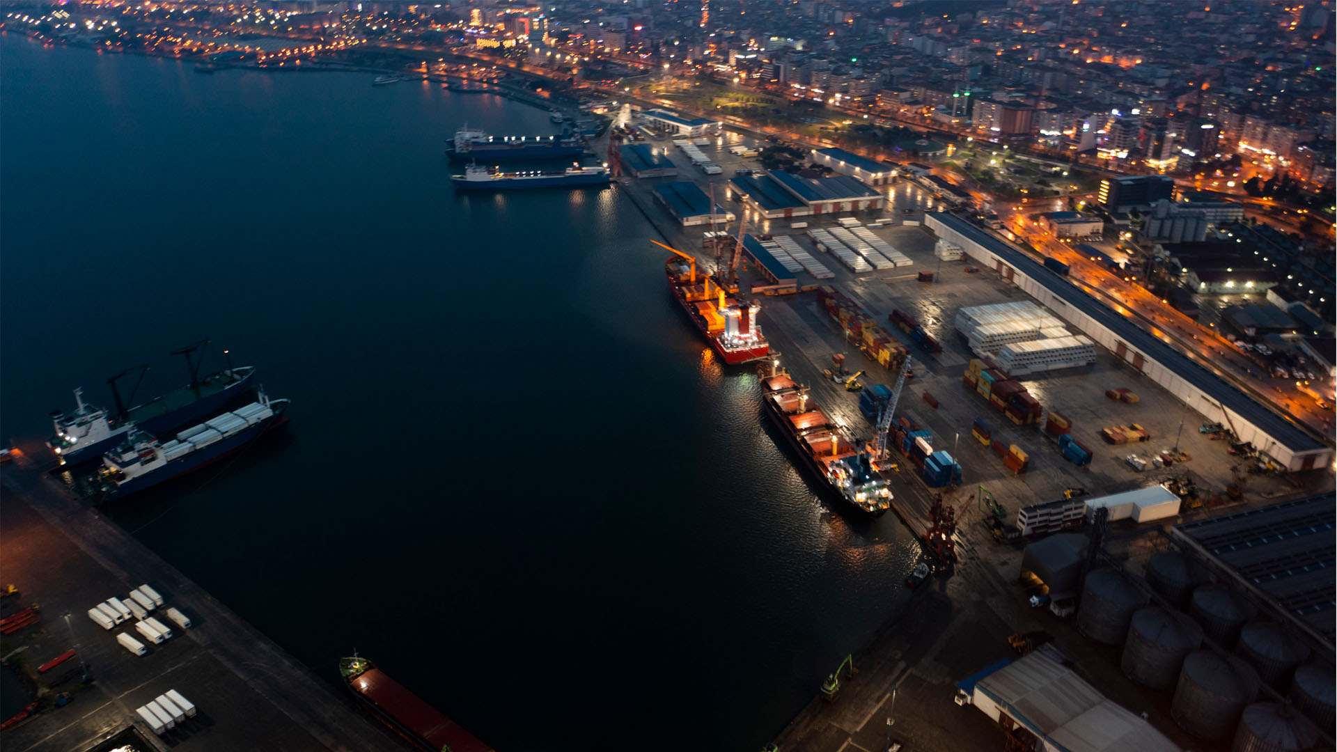 supplier-program-port Ships docked at a port